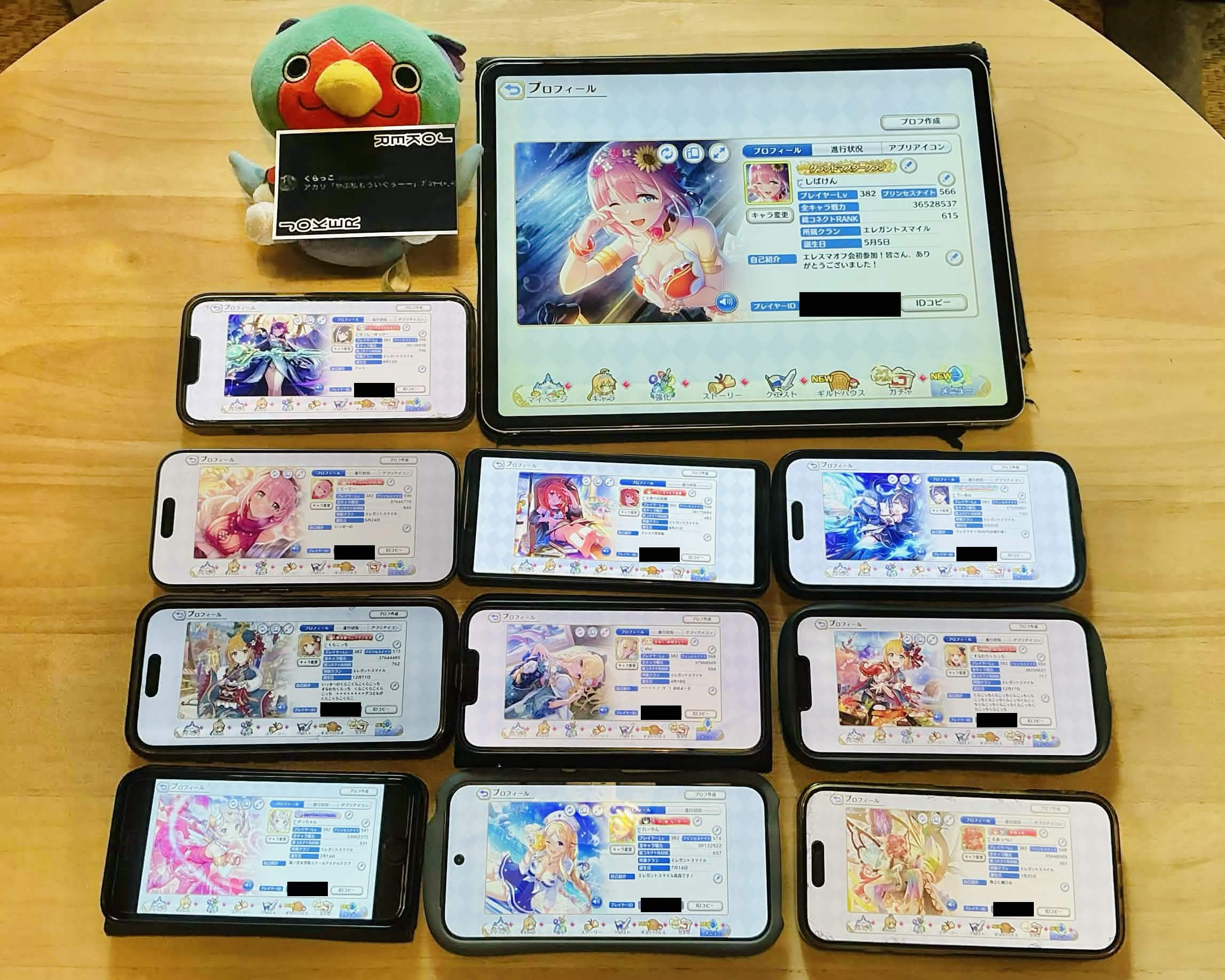 第2回東京オフ会で、プリコネのプロフィール画面を表示したスマートフォンとタブレットを並べた記念写真。
